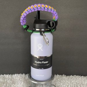 New 32oz Hydro Flask w/straw lid & paracord handle